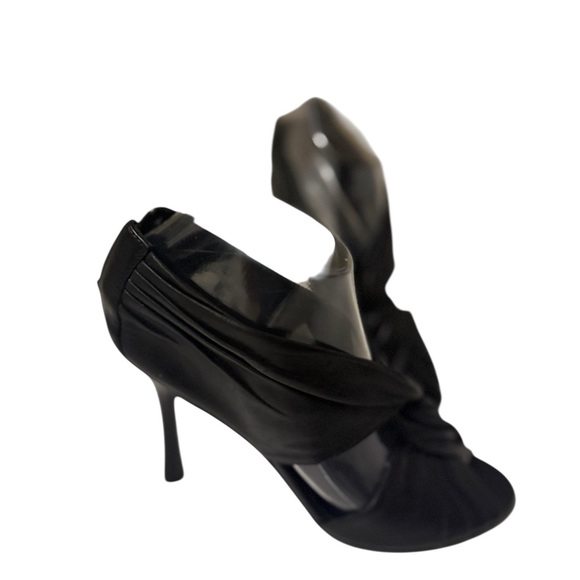 Vera Wang Lavender Heels Size 7.5 M Black Open Toe
Leather Zip Made In Italy - Picture 4 of 16